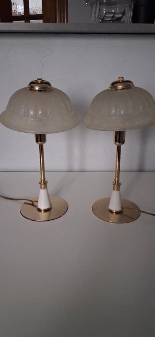 Lampade da tavolo dorate e bianche