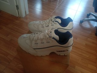 Zapatillas Fila Blancas y Azules