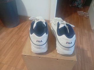 Zapatillas Fila Blancas y Azules