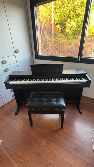 Piano Yamaha Arius YDP-143 con Taburete
