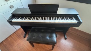 Piano Yamaha Arius YDP-143 con Taburete
