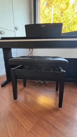 Piano Yamaha Arius YDP-143 con Taburete