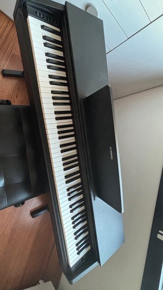 Piano Yamaha Arius YDP-143 con Taburete