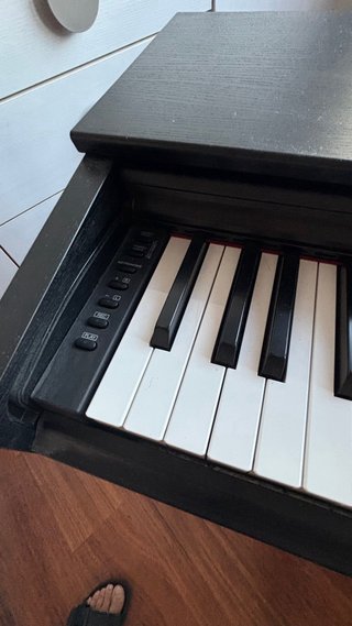 Piano Yamaha Arius YDP-143 con Taburete