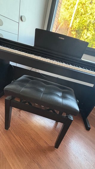 Piano Yamaha Arius YDP-143 con Taburete