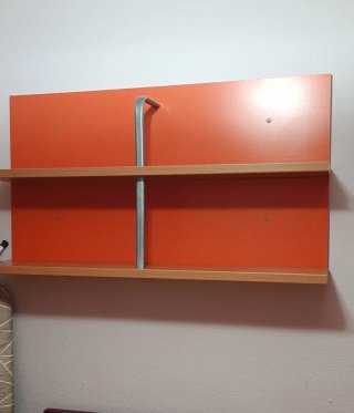 Estantería naranja y plateada