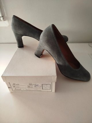 Zapatos de ante grises para mujer