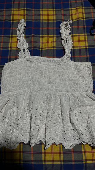 Blusa blanca con volantes y bordados