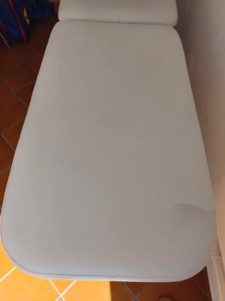 Camilla de estética blanca de dos cuerpos