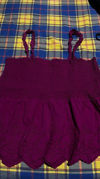 Blusa morada con tirantes y bordados