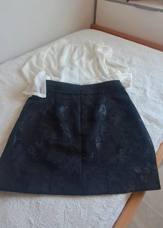 Conjunto Falda Negra , Camisa Blanca y bolso negro