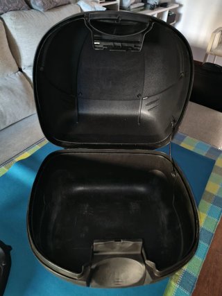 Baúl de moto marca SHAD con 2 llaves y anclajes