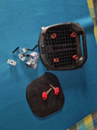 Baúl de moto marca SHAD con 2 llaves y anclajes