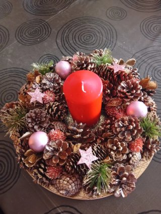 Centro de mesa navideño con vela