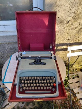 Máquina de escribir Olivetti Studio 44