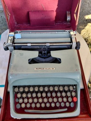 Máquina de escribir Olivetti Studio 44