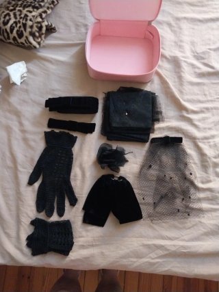 Lote mantillas, velos, tocados y guantes negros