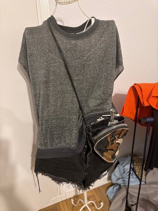 Conjunto Top Gris y Shorts Negros + bolso vintage