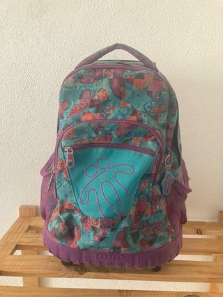 Mochila con ruedas Totto. Sucia pero no rota.