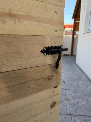 Casita de madera con cerrojo negro