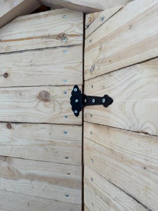 Casita de madera con cerrojo negro
