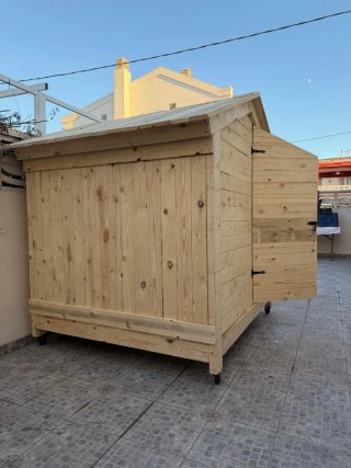 Casita de madera con cerrojo negro