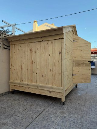 Casita de madera con cerrojo negro