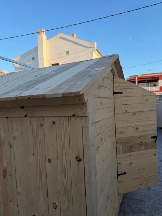 Casita de madera con cerrojo negro