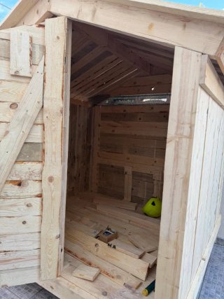 Casita de madera con cerrojo negro