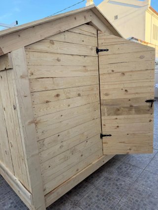 Casita de madera con cerrojo negro