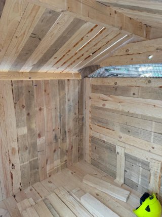 Casita de madera con cerrojo negro