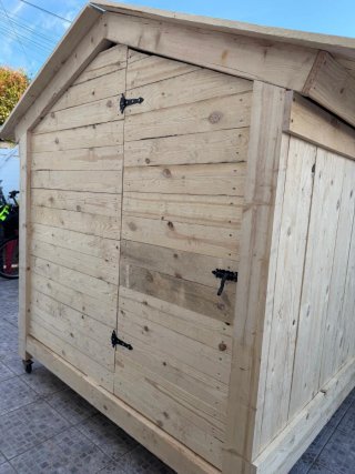Casita de madera con cerrojo negro