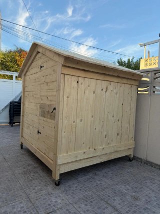 Casita de madera con cerrojo negro