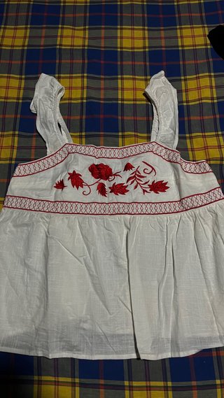 Blusa blanca bordada flores rojas
