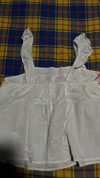 Blusa blanca bordada flores rojas