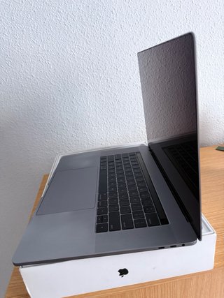 MacBook Pro 15’’ i7 16GB Ram 500 SSD + Office 2019