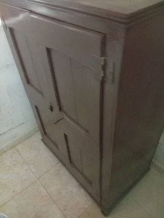 Armario rústico de madera antiguo
