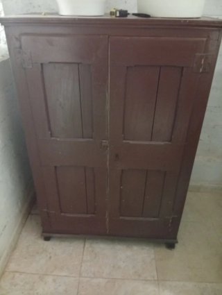 Armario rústico de madera antiguo