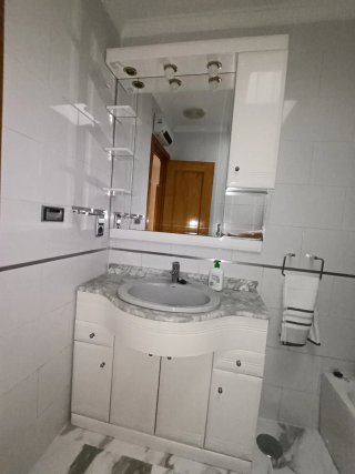 Mueble de baño con lavabo y espejo, lavabo y grifo