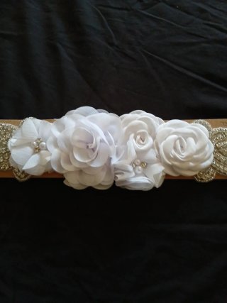 Cinturón blanco fiesta flores y pedrería