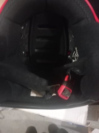 Casco rojo para esquiar o patinar
