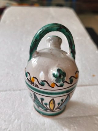 Miniatura cerámica sevillana pintada hecha a mano