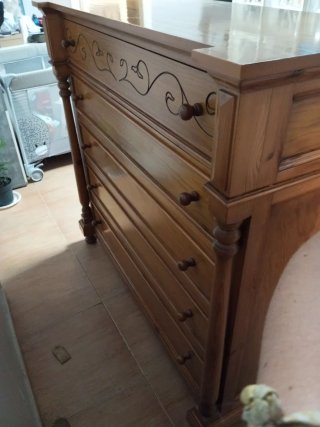 Cómoda de madera Está en buen estado
