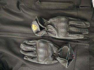 Chaqueta de moto REV'IT! y guantes
