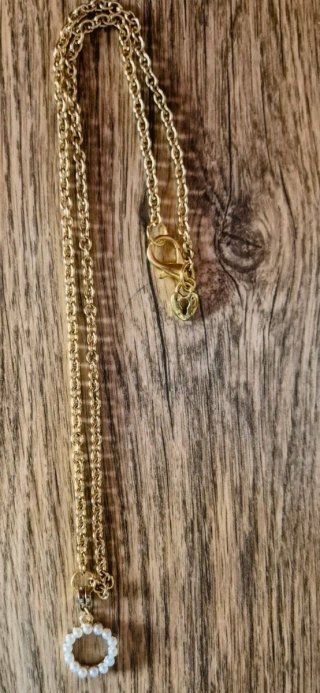 Collar cadena dorada con corazón y perlas