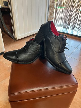 Zapatos de tacón negro estilo Oxford, de piel