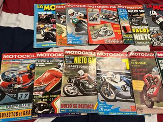 Se venden revistas antiguas de motociclismo