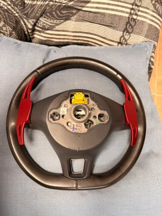 Volante Golf con levas rojas