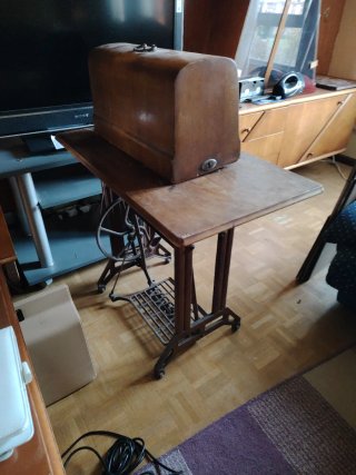 Máquina de coser antigua de madera