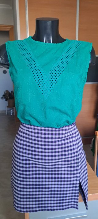 Conjunto top verde y falda cuadros morada
